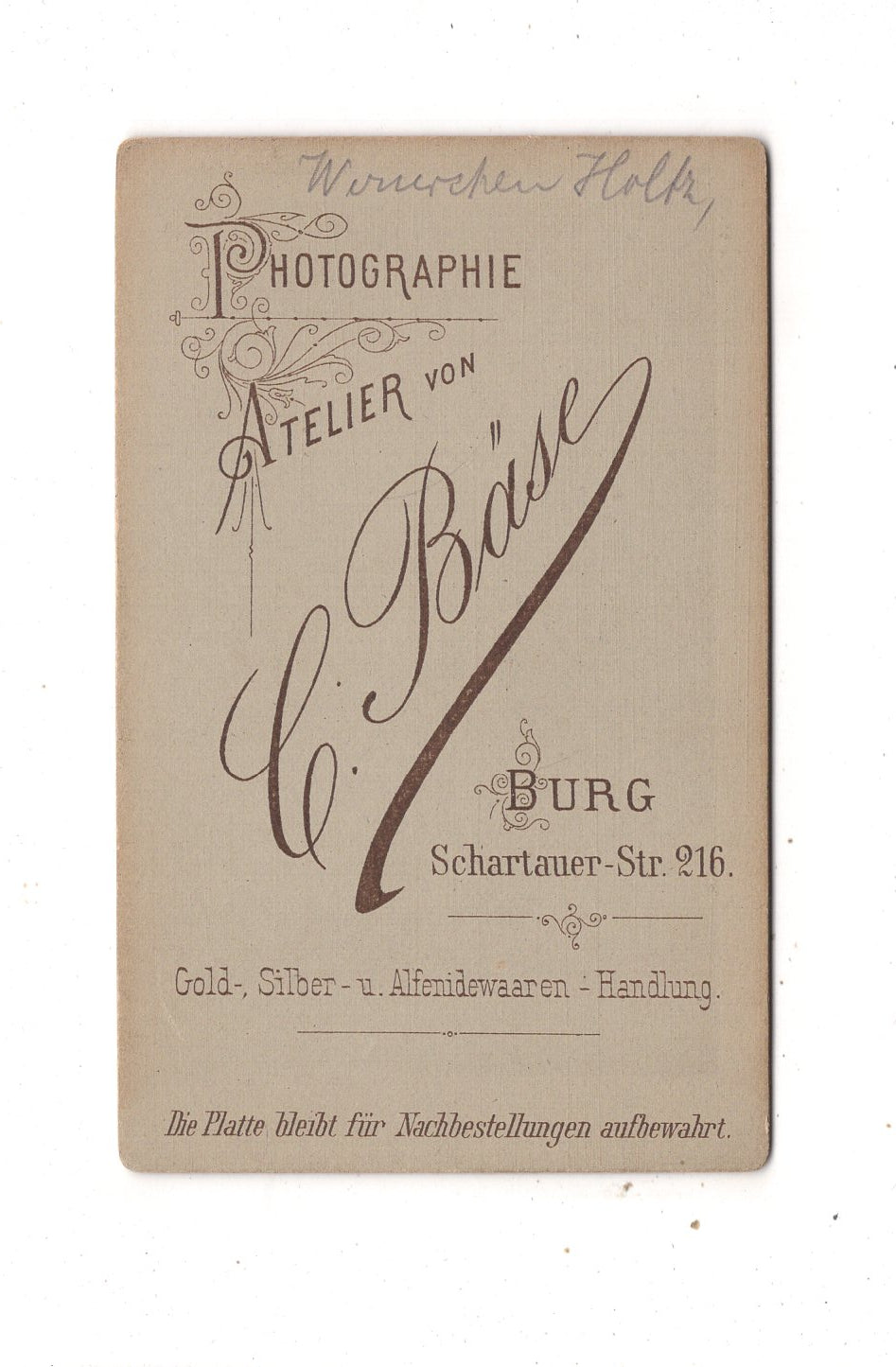 Fotografie Niedliches kleines Kind / benannt - Burg 1880er