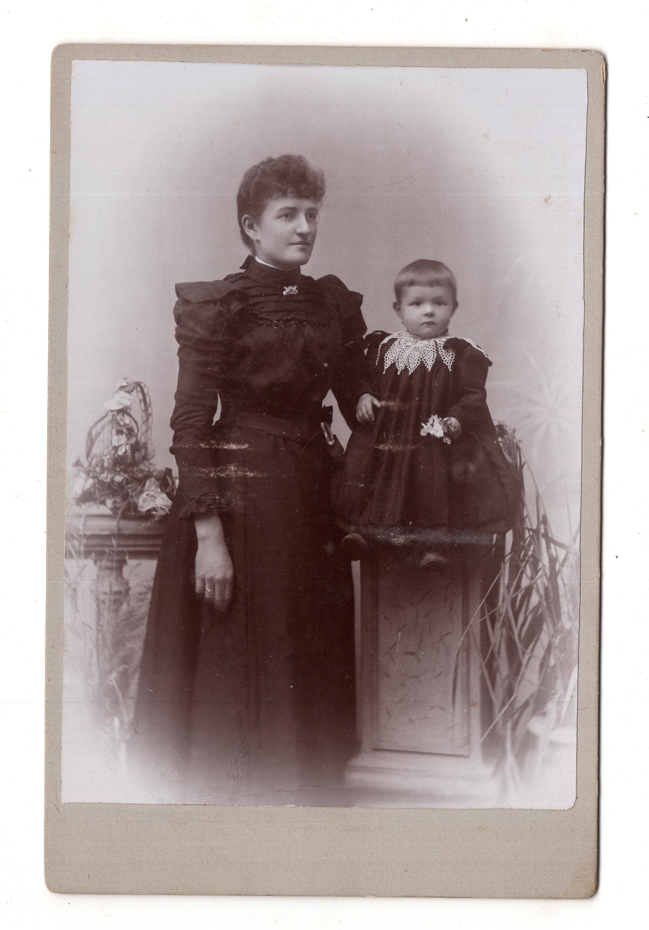 Fotografie Feine Dame mit kleinem Kind - unbekannter Ort 1900er