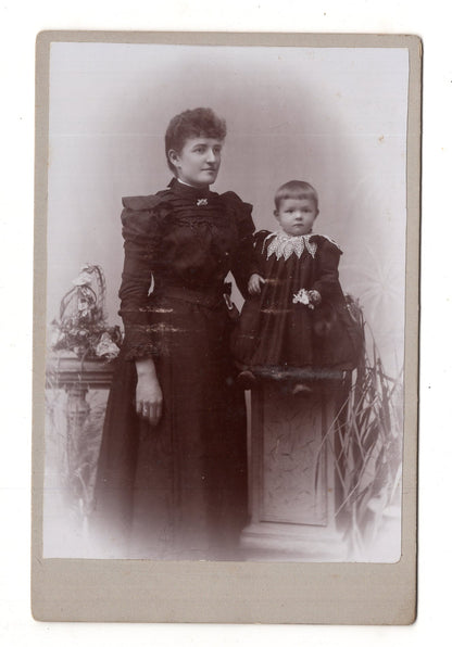 Fotografie Feine Dame mit kleinem Kind - unbekannter Ort 1900er