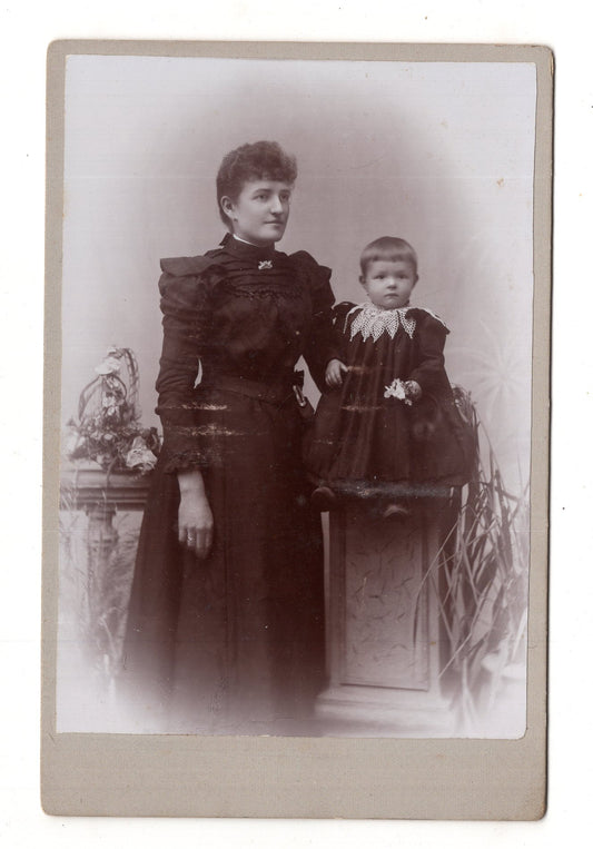 Fotografie Feine Dame mit kleinem Kind - unbekannter Ort 1900er