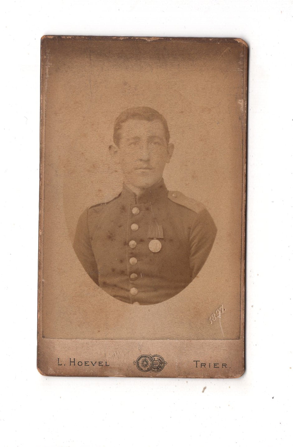 Fotografie Soldat mit Orden - Trier 1897 / CDV M1-03