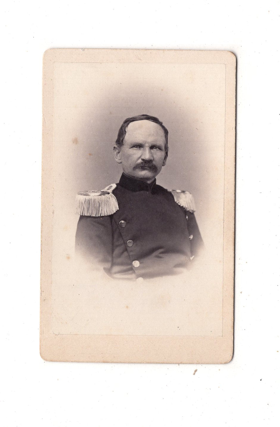 Fotografie Soldat / Offizier mit Epauletten - Berlin 1860er / CDV M1-04