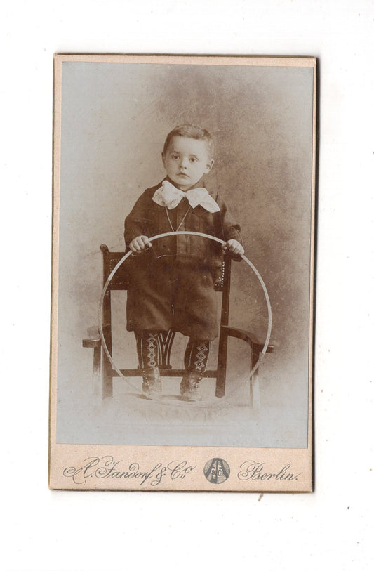 Fotografie Niedlicher kleiner Junge / benannt - Berlin 1890er / CDV M1-23