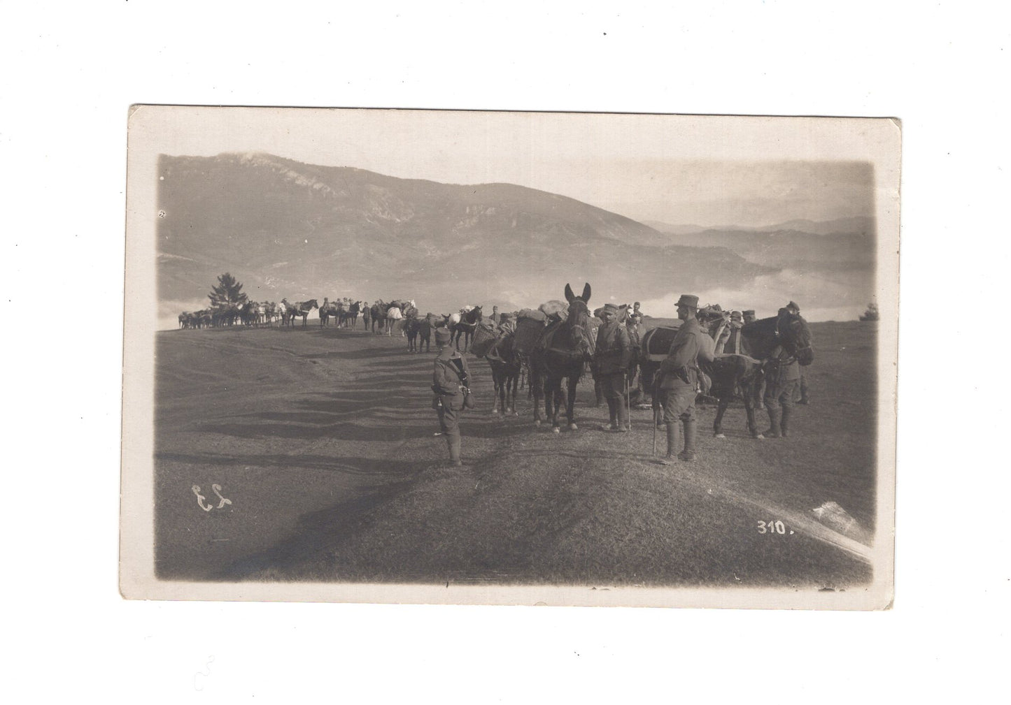Ansichtskarte / Foto / Soldaten ziehen über die Berge