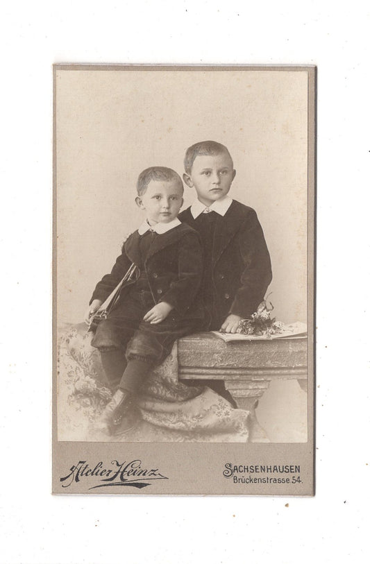 Fotografie Niedliche kleine Jungen - Frankfurt Main / Sachsenhausen um 1900