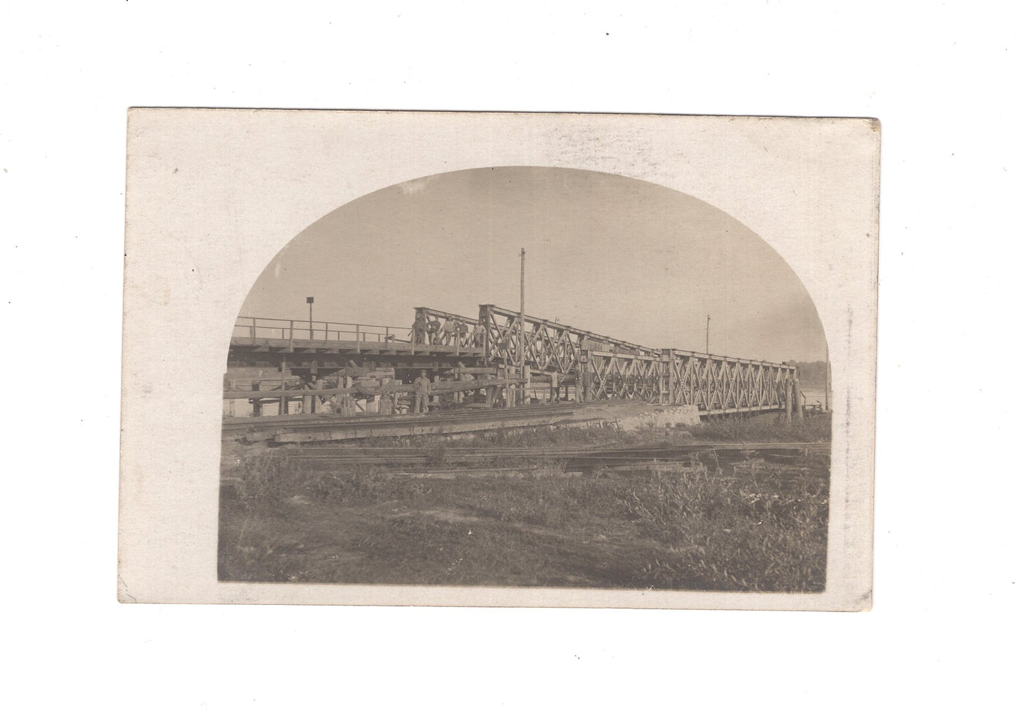 Ansichtskarte / Foto / Soldaten beim Brückenbau