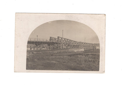 Ansichtskarte / Foto / Soldaten beim Brückenbau