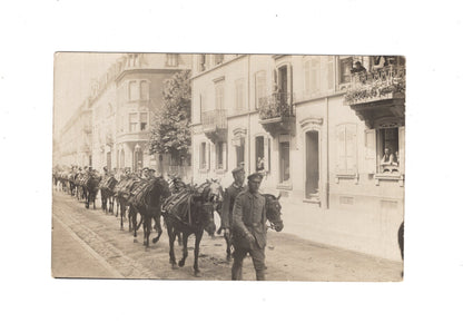 Ansichtskarte / Foto / Soldaten ziehen durch eine Stadt