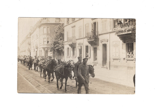 Ansichtskarte / Foto / Soldaten ziehen durch eine Stadt