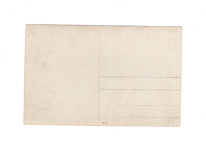 Ansichtskarte / Foto / Soldaten ziehen durch eine Stadt