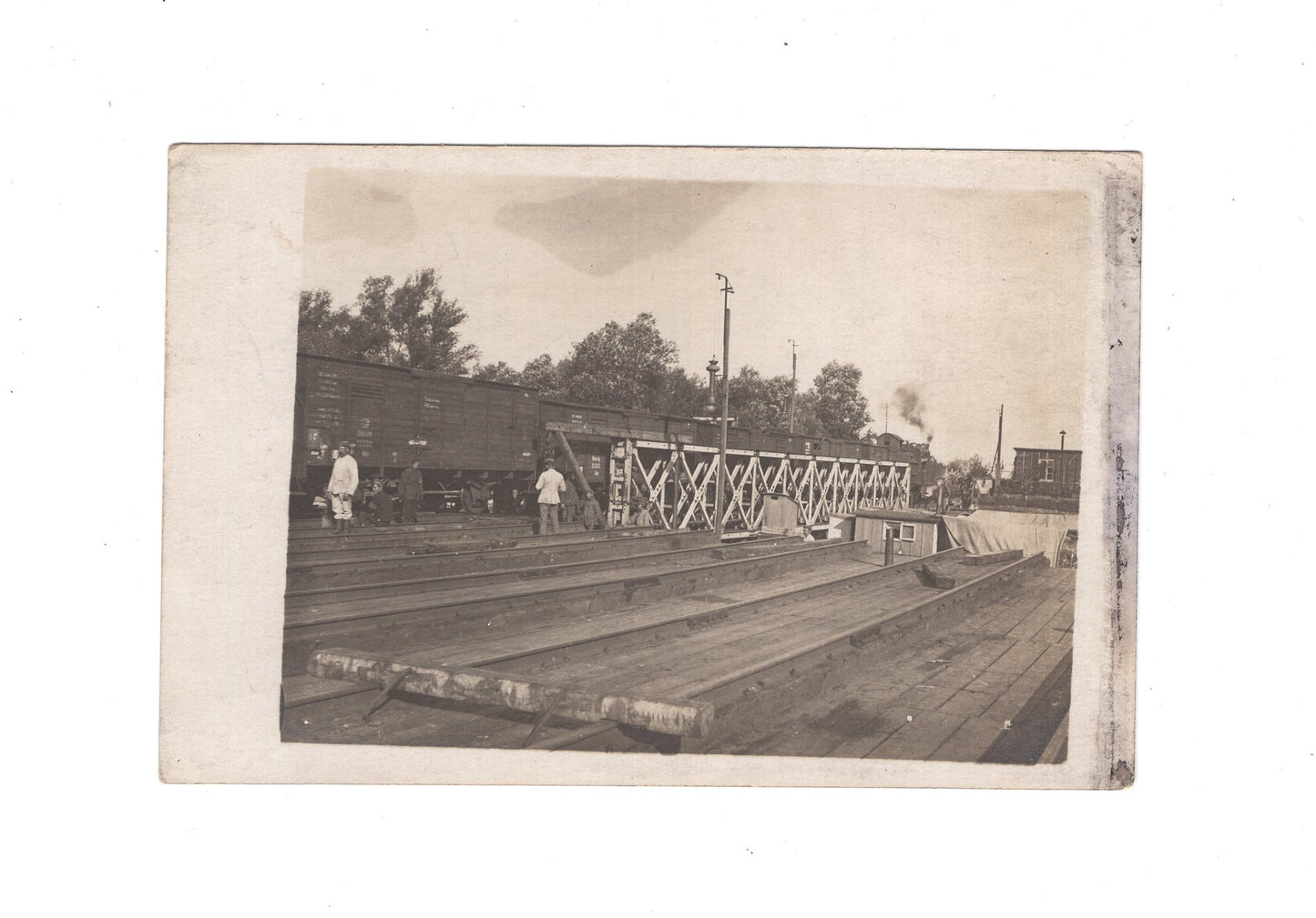 Ansichtskarte / Foto / Soldaten am Güterzug auf dem Bahnhof