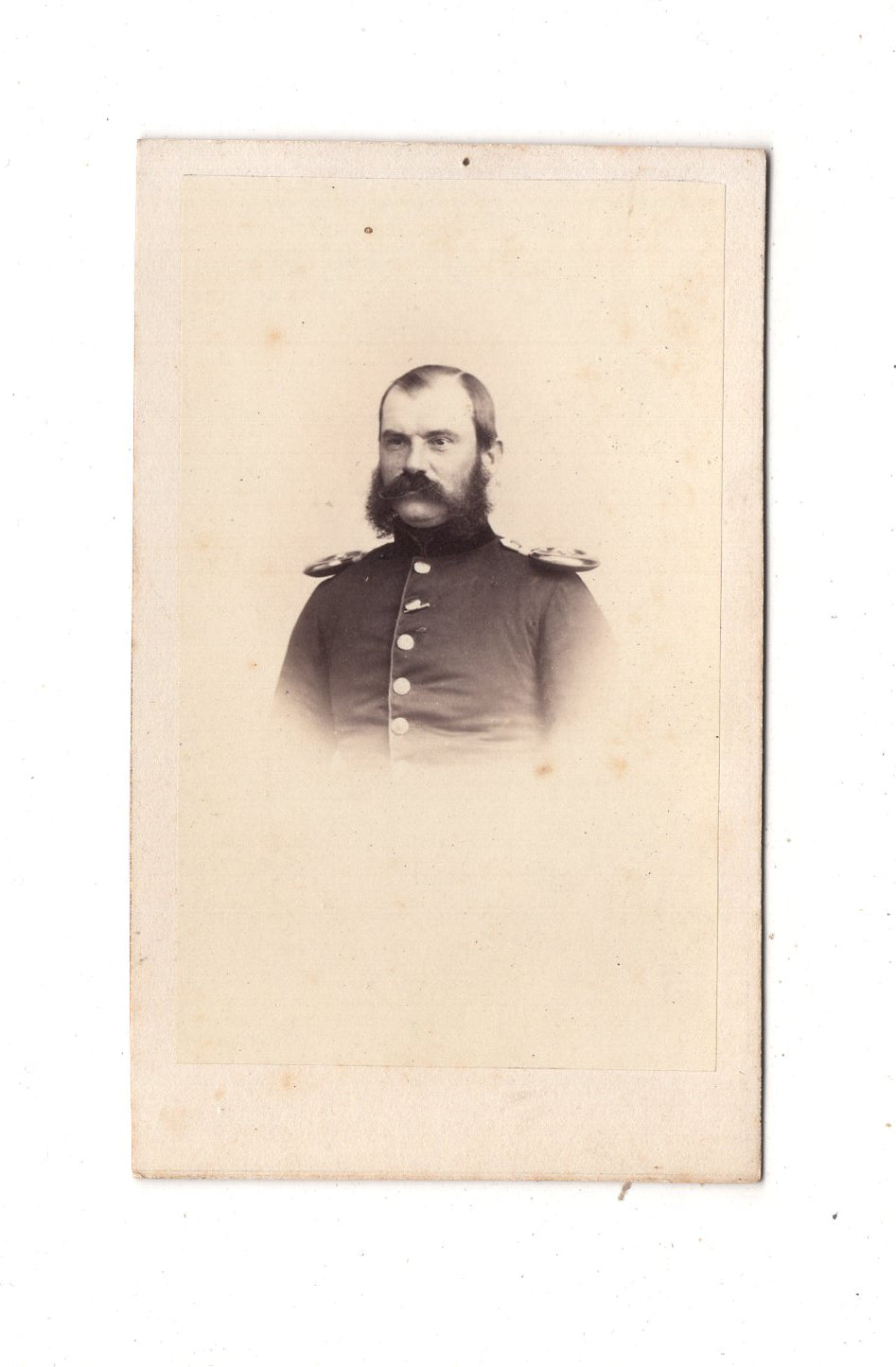 Fotografie Soldat mit Epauletten - Berlin 1860er / CDV M1-04