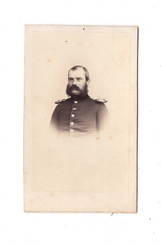 Fotografie Soldat mit Epauletten - Berlin 1860er / CDV M1-04