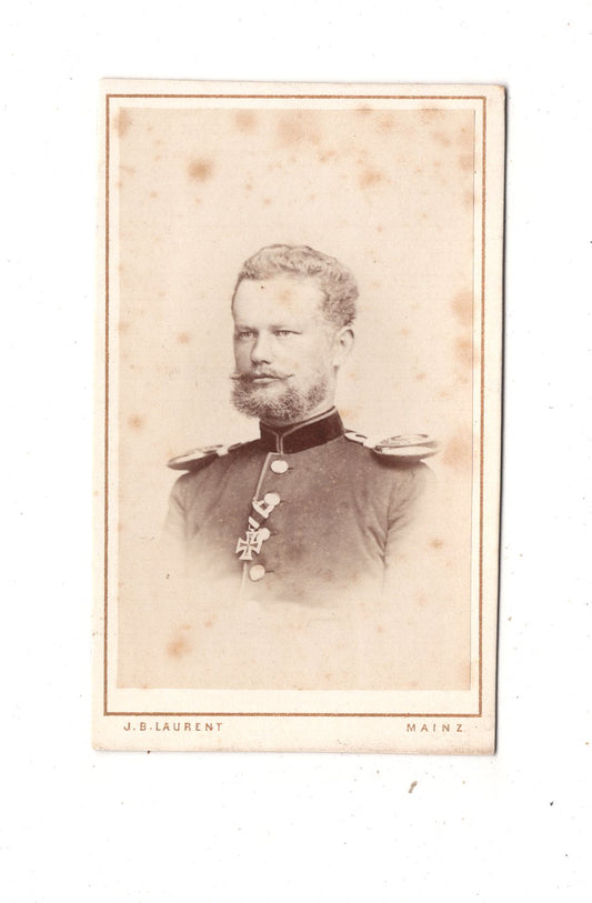 Fotografie Soldat mit Epauletten und Orden - Mainz 1860er / CDV M1-04