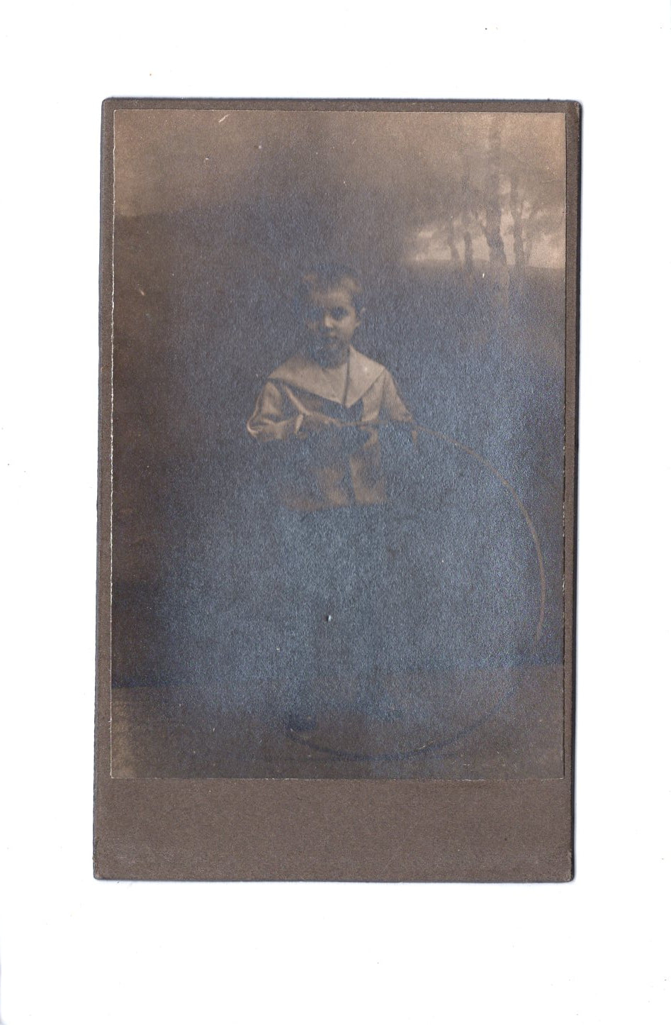 Fotografie Niedlicher kleiner Junge - unbekannter Ort 1910er