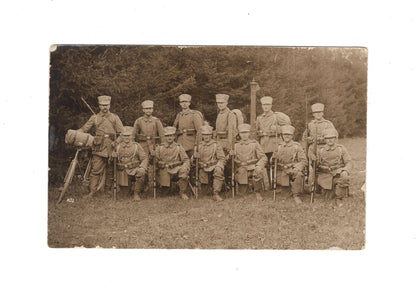 Ansichtskarte / Foto / Feldpost Gruppenbild Soldaten - Lager Lechfeld