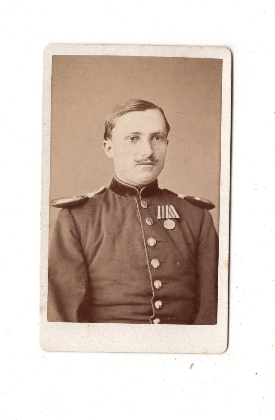 Fotografie Soldat mit Epauletten und Orden - Landsberg / Górowo Iławeckie 1870er / CDV M1-04