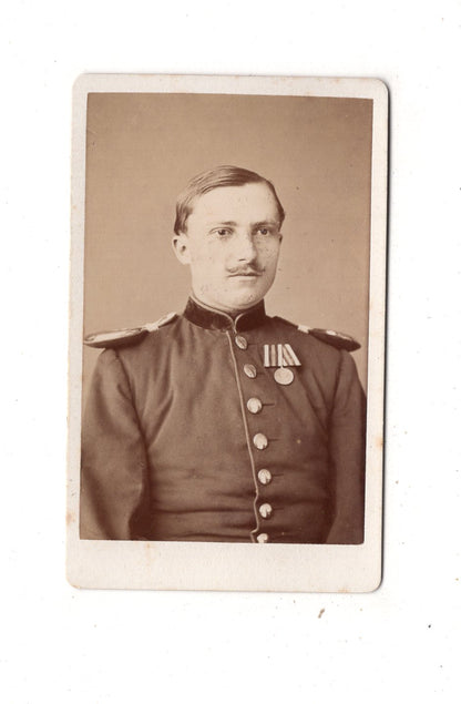 Fotografie Soldat mit Epauletten und Orden - Landsberg / Górowo Iławeckie 1870er / CDV M1-04
