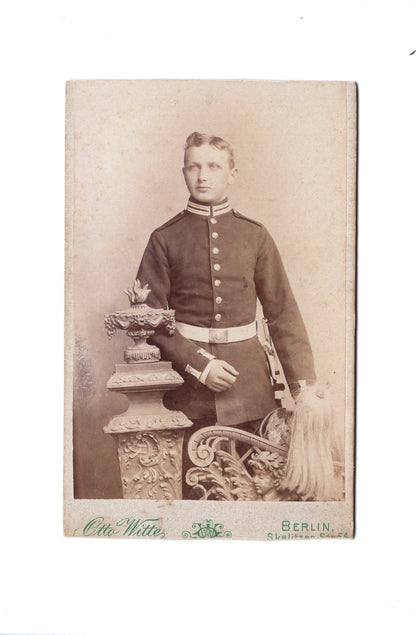 Fotografie Garde-Soldat mit Pickelhaube & Busch - Berlin 1890er