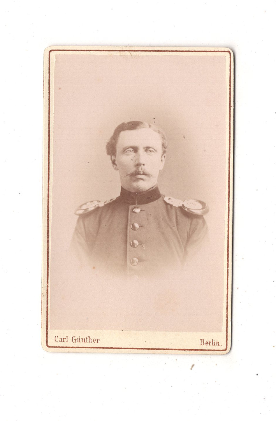 Fotografie Soldat mit Epauletten - Berlin um 1870 / CDV M1-04