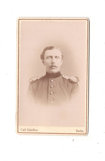 Fotografie Soldat mit Epauletten - Berlin um 1870 / CDV M1-04