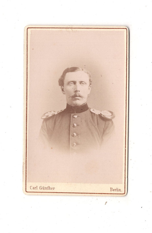 Fotografie Soldat mit Epauletten - Berlin um 1870 / CDV M1-04