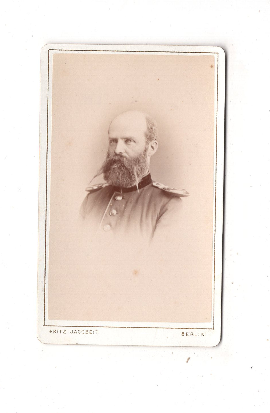 Fotografie Soldat mit Epauletten - Berlin / Verdun 1873 / CDV M1-04