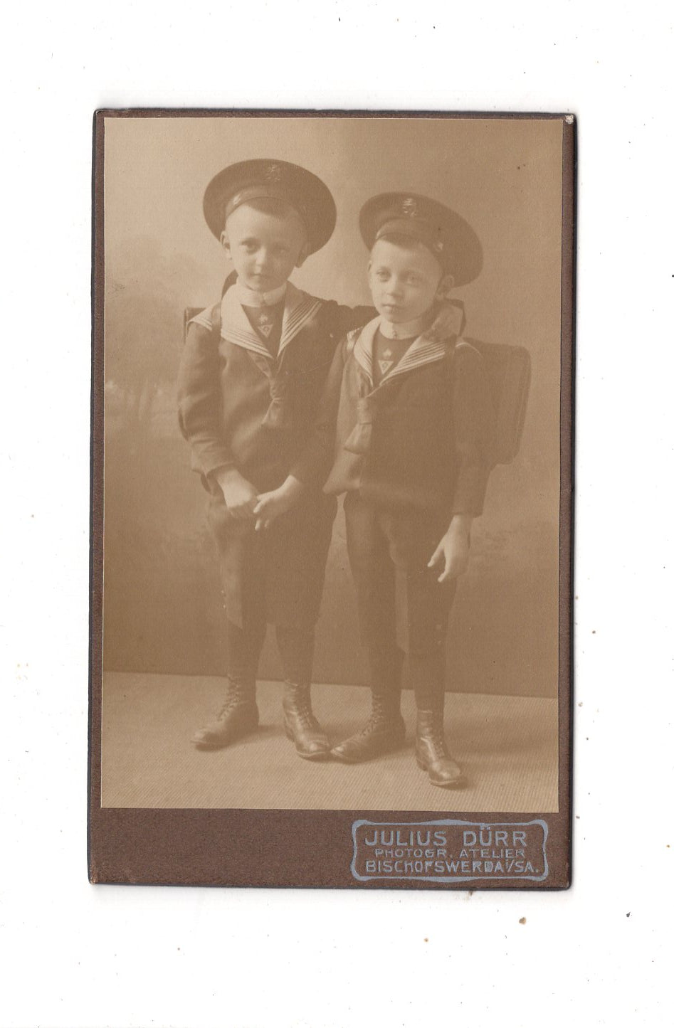Fotografie Niedliche kleine Jungen in Schulkleidung - Bischofswerda 1910er