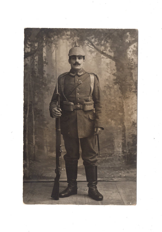 Ansichtskarte / Foto Portraitfoto eines Soldaten mit Pickelhaube feldmarschmäßig