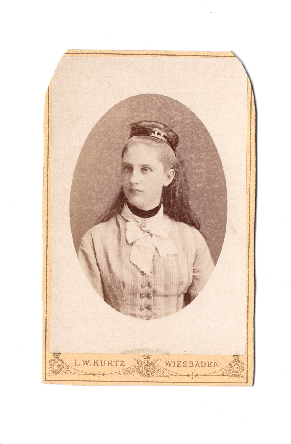 Fotografie Feines junges Mädchen - Wiesbaden 1877