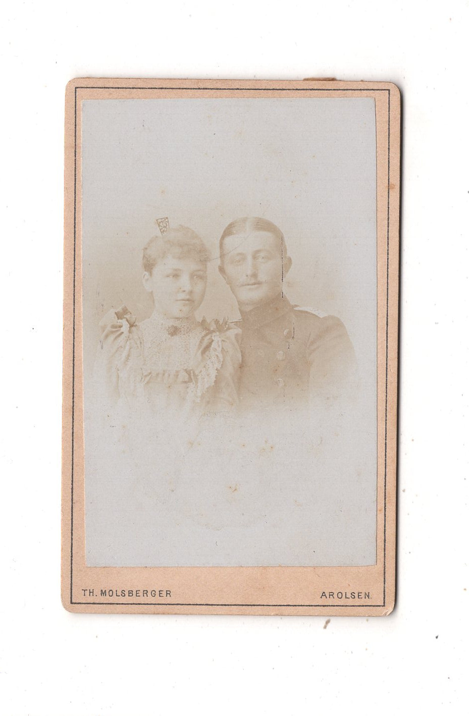 Fotografie Soldat mit Frau - Arolsen 1890er / CDV M1-04