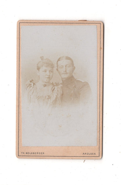Fotografie Soldat mit Frau - Arolsen 1890er / CDV M1-04