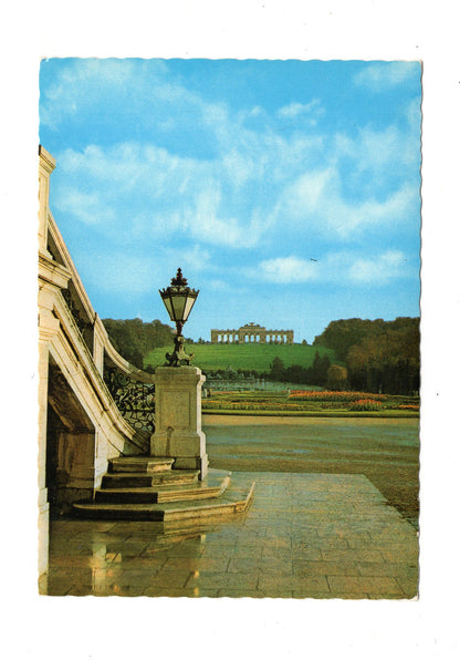 Ansichtskarte Wien / Schloss Schönbrunn / Blumenparterre  & Gloriette / Österreich