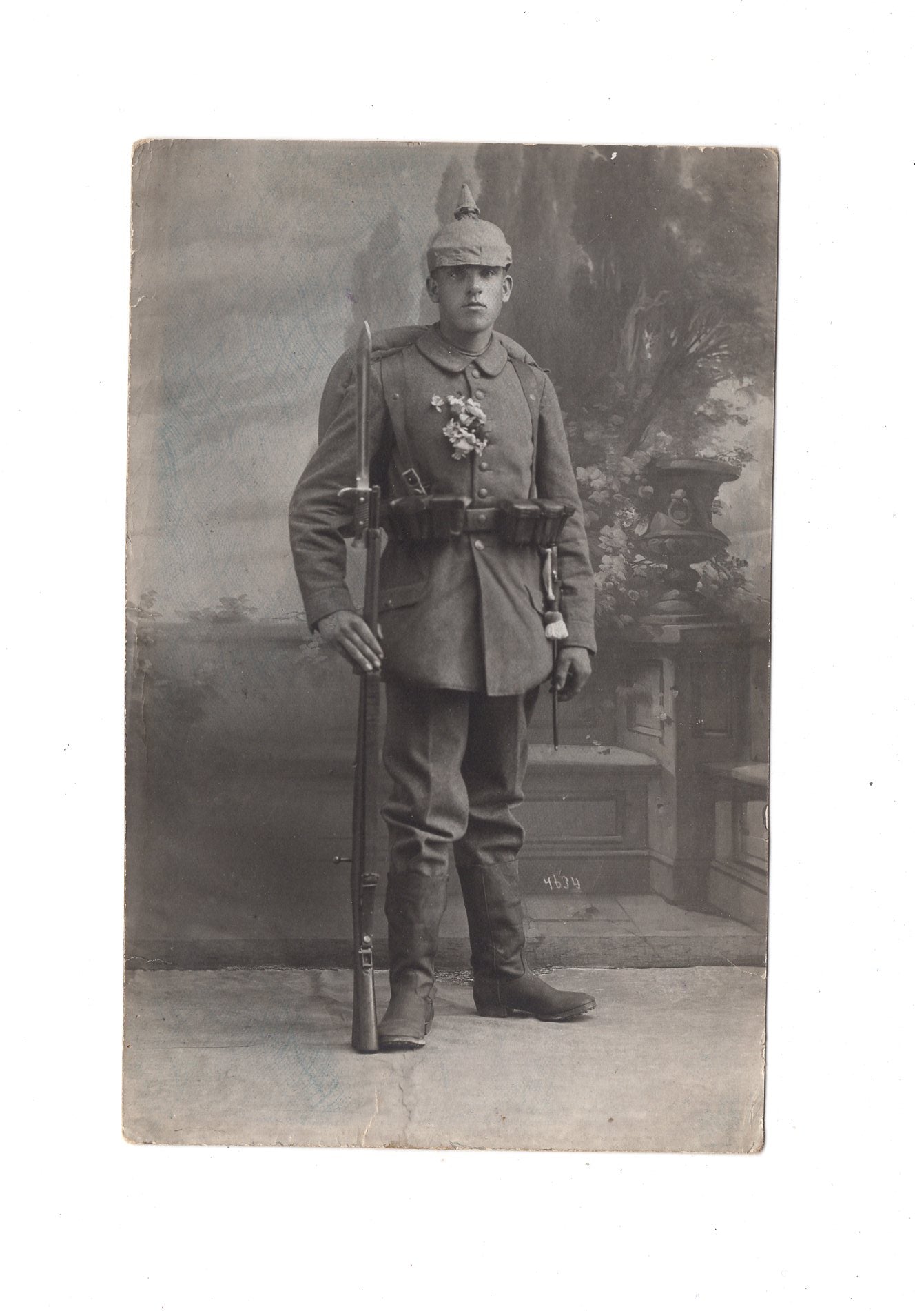 Ansichtskarte / Foto Portraitfoto eines Soldaten mit Pickelhaube feldmarschmäßig