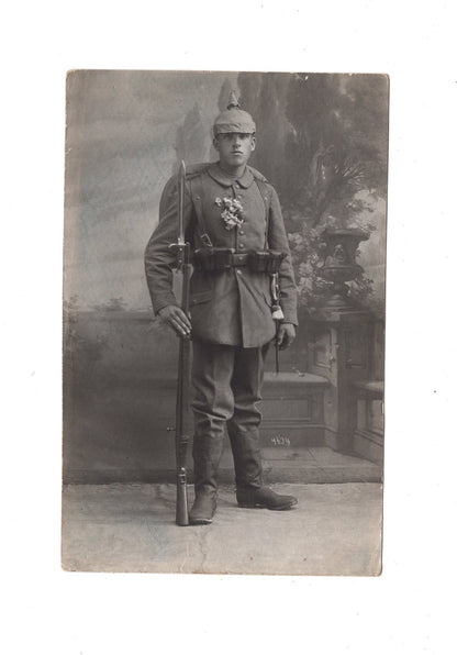 Ansichtskarte / Foto Portraitfoto eines Soldaten mit Pickelhaube feldmarschmäßig