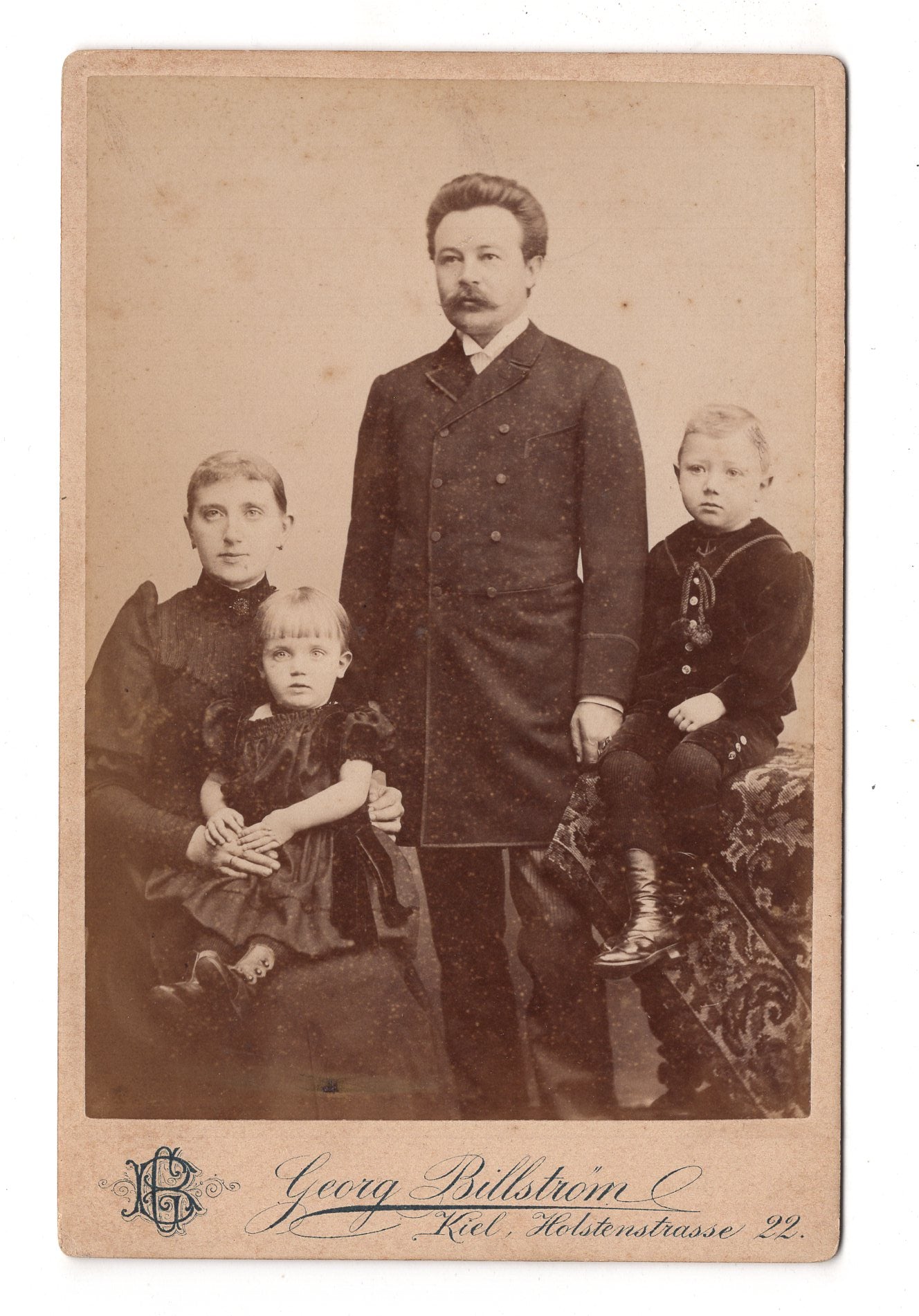 Fotografie Schönes Familienbild - Kiel 1880er / CAB X-36