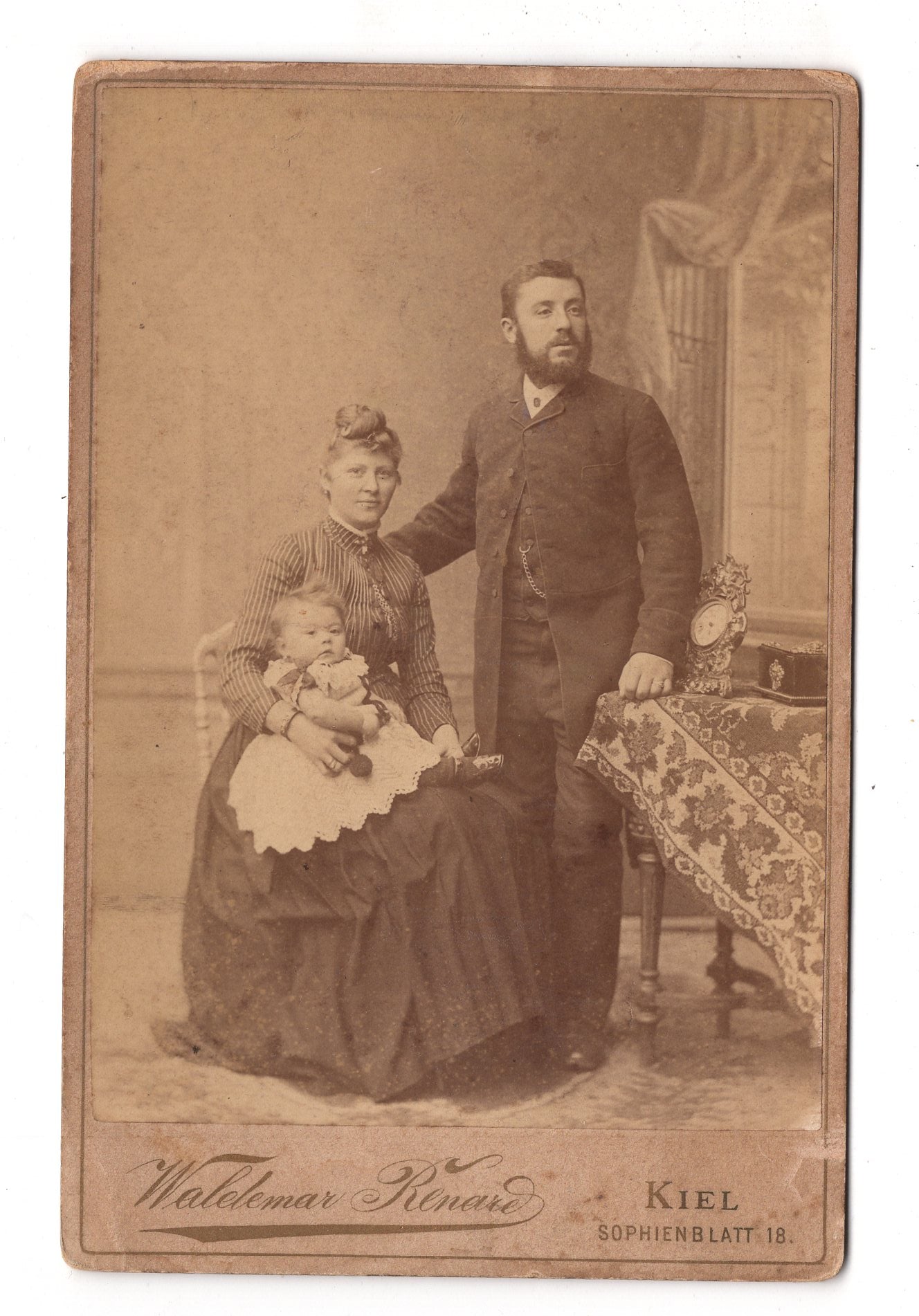 Fotografie Schönes Familienbild - Kiel 1880er / CAB X-36