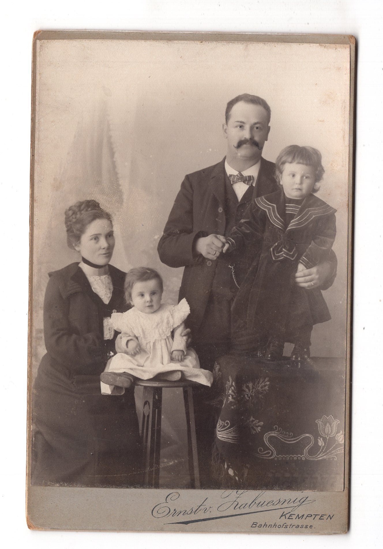 Fotografie Schönes Familienbild / benannt - Kempten 1903 / CAB X-36