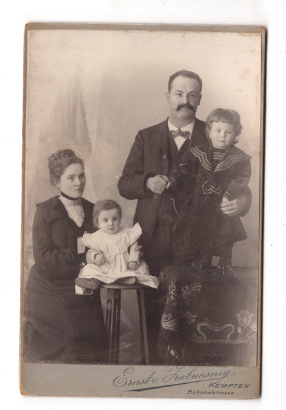 Fotografie Schönes Familienbild / benannt - Kempten 1903 / CAB X-36