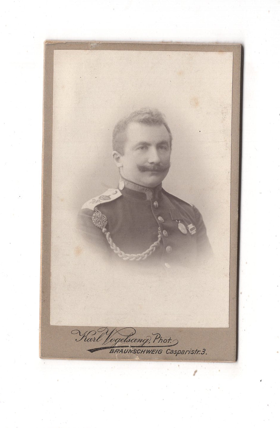 Fotografie Soldat mit Orden und Schützenschnur - Braunschweig 1900er / CDV M1-05