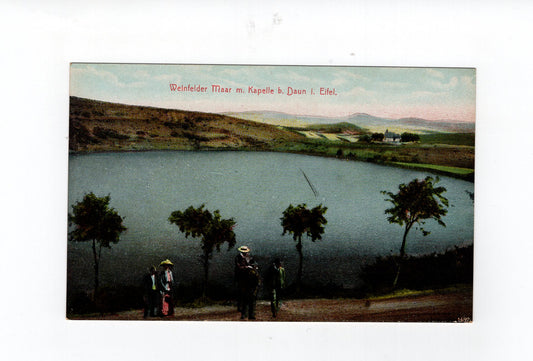 Ansichtskarte Weinfelder Maar mit Kapelle bei Daun in der Eifel