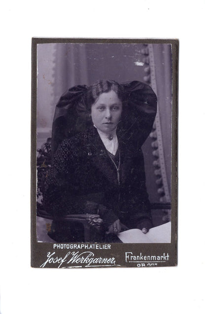Fotografie Damenportrait  in Tracht - Frankenmarkt / Oberösterreich um 1910