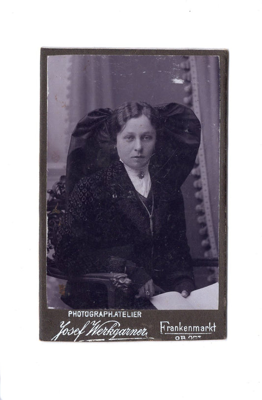 Fotografie Damenportrait  in Tracht - Frankenmarkt / Oberösterreich um 1910