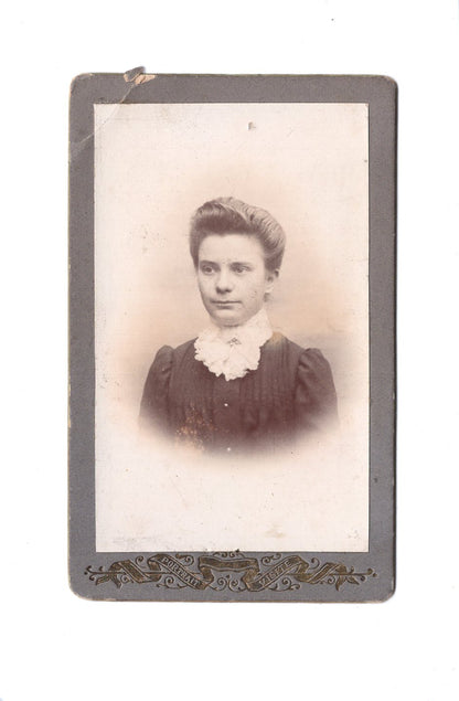 Fotografie Damenportrait - unbekannter Ort um 1900