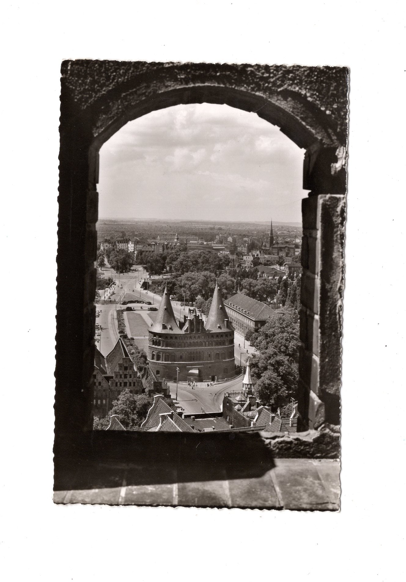 Ansichtskarte Lübeck / Blick von St. Petri auf das Holstentor
