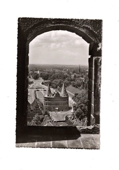 Ansichtskarte Lübeck / Blick von St. Petri auf das Holstentor