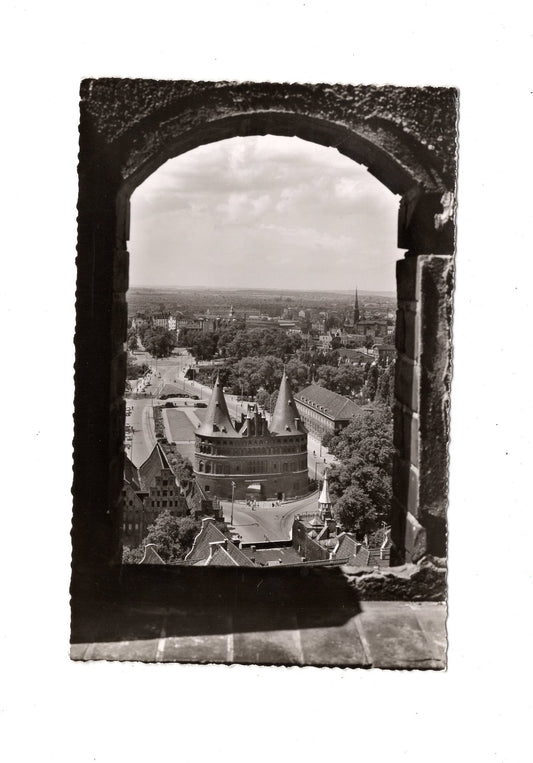 Ansichtskarte Lübeck / Blick von St. Petri auf das Holstentor