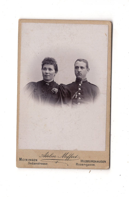 Fotografie Soldat mit Frau - Meiningen / Hildburghausen 1890er / CDV M1-05