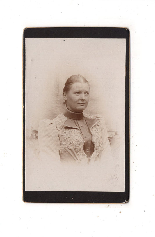 Fotografie Damenportrait - unbekannter Ort um 1890 / CDV N1-12