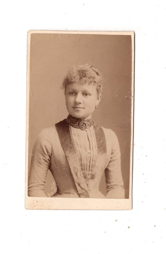 Fotografie Damenportrait - unbekannter Ort um 1880 / CDV N1-12
